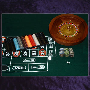 45cm Mahogany roulette wheel Set with  6 x 50 colour 4gm clay chips and 75 Twist 11.5gm valued chips Photo